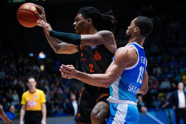 Nike Sibande (Niners Chemnitz, 02), LeDee Jaedon (Niners Chemnitz, 13) GER, BBL, Skyliners Frankfurt vs. Niners Chemnitz, SV Basketball, 1. Bundesliga, 15 Spieltag, Saison 2025 2026 10.01.2026 Eibner-Pressefoto Attila Ziga GER, BBL, Skyliners Frankfurt vs. Niners Chemnitz, SV Basketball, 1. Bundesliga, 15 Spieltag, Saison 2025 2026 10.01.2026 Frankfurt am Main Copyright: xEibner-Pressefotox EP_AZA