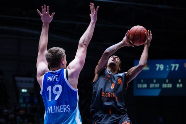 Till Pape (Skyliners Frankfurt, 19), Kevin Yebo (Niners Chemnitz, 00) GER, BBL, Skyliners Frankfurt vs. Niners Chemnitz, SV Basketball, 1. Bundesliga, 15 Spieltag, Saison 2025 2026 10.01.2026 Eibner-Pressefoto Attila Ziga GER, BBL, Skyliners Frankfurt vs. Niners Chemnitz, SV Basketball, 1. Bundesliga, 15 Spieltag, Saison 2025 2026 10.01.2026 Frankfurt am Main Copyright: xEibner-Pressefotox EP_AZA