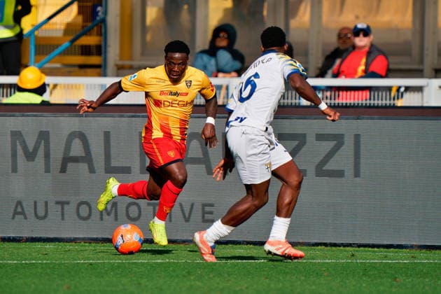 Lameck Banda of US Lecce in action against Mandela Keita of Parma Calcio during US Lecce vs Parma Calcio, Italian soccer Serie A match in Lecce, Italy, January 11 2026  Copyright: xEmmanuelexMastrodonato IPAxSportx xipa-agency.netx xx IPA_69929661 IPA_Agency_IPA69929661