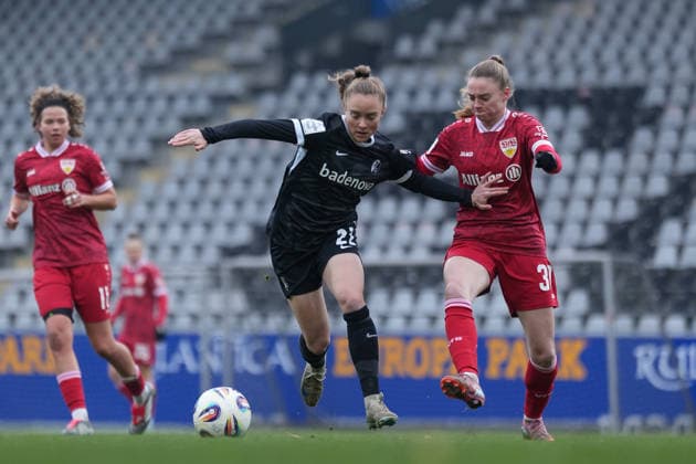 Lisa Kolb (SC Freiburg, 22) im Zweikampf mit Joy Castor (VfB Stuttgart Frauen, 30) , Deutschland, Fussball, GooglePixel Frauen-Bundesliga, Testspiel, 2025 2026, SC Freiburg vs. VfB Stuttgart, 11.01.2026, Dreisamstadion, Freiburg, Deutschland DFB REGULATIONS PROHIBIT ANY USE OF PHOTOGRAPHS AS IMAGE SEQUENCES AND OR QUASI-VIDEO. Freiburg Dreisamstadion Baden-Wuerttemberg Deutschland Copyright: xArnexAmbergx