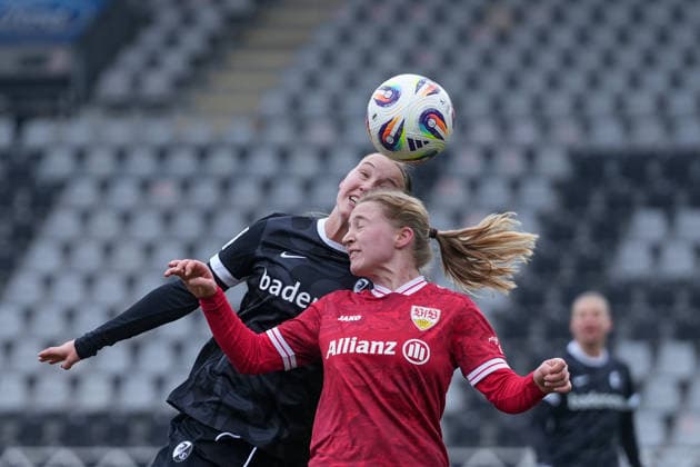 Zoe Schick (SC Freiburg, 35) im Zweikampf mit Linette Hofmann (VfB Stuttgart Frauen, 02) , Deutschland, Fussball, GooglePixel Frauen-Bundesliga, Testspiel, 2025 2026, SC Freiburg vs. VfB Stuttgart, 11.01.2026, Dreisamstadion, Freiburg, Deutschland DFB REGULATIONS PROHIBIT ANY USE OF PHOTOGRAPHS AS IMAGE SEQUENCES AND OR QUASI-VIDEO. Freiburg Dreisamstadion Baden-Wuerttemberg Deutschland Copyright: xArnexAmbergx