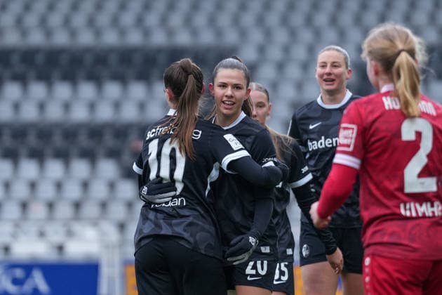 Selina Vobian (SC Freiburg, 10), Leela Egli (SC Freiburg, 20) Torjubel, Emotionen, Jubel, Torerfolg, Abschluss, Treffer , Deutschland, Fussball, GooglePixel Frauen-Bundesliga, Testspiel, 2025 2026, SC Freiburg vs. VfB Stuttgart, 11.01.2026, Dreisamstadion, Freiburg, Deutschland DFB REGULATIONS PROHIBIT ANY USE OF PHOTOGRAPHS AS IMAGE SEQUENCES AND OR QUASI-VIDEO. Freiburg Dreisamstadion Baden-Wuerttemberg Deutschland Copyright: xArnexAmbergx