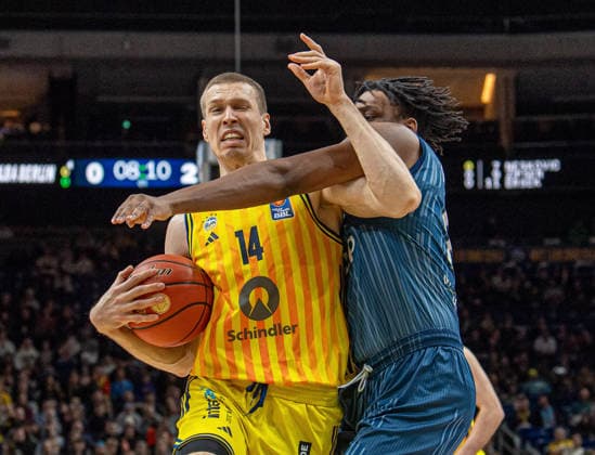 Basketball, Herren, Saison 2025 2026, easyCredit BBL (15. Spieltag), Alba Berlin - MLP Academics Heidelberg, v.l. Martynas Echodas (Alba), Osun Osunniyi (Heidelberg), 11.01.2026, Copyright: xSebastianxRäppold MatthiasxKochx