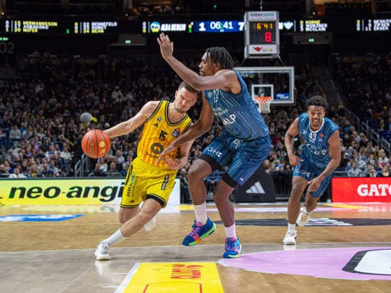 Basketball, Herren, Saison 2025 2026, easyCredit BBL (15. Spieltag), Alba Berlin - MLP Academics Heidelberg, v.l. Martin Hermannsson (Alba), Osun Osunniyi (Heidelberg), Eric Reed II (Heidelberg), 11.01.2026, Copyright: xSebastianxRäppold MatthiasxKochx