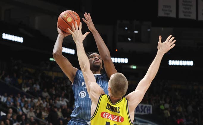 Osun Osunniyi am Ball, Martynas Echodas Zweikampf Spielszene Aktion Basketball BBL Bundesliga Herren 15. Spieltag Saison 2025 2026 11.01.2026 ALBA Berlin vs MLP Academics Heidelberg