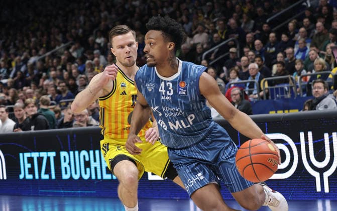 Martin Hermannsson, Eric Reed II am Ball Zweikampf Spielszene Aktion Basketball BBL Bundesliga Herren 15. Spieltag Saison 2025 2026 11.01.2026 ALBA Berlin vs MLP Academics Heidelberg