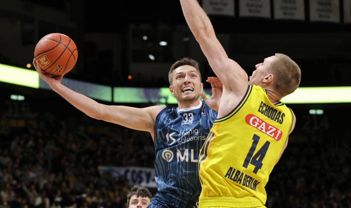 Ryan Mikesell am Ball, Martynas Echodas Zweikampf Spielszene Aktion Basketball BBL Bundesliga Herren 15. Spieltag Saison 2025 2026 11.01.2026 ALBA Berlin vs MLP Academics Heidelberg