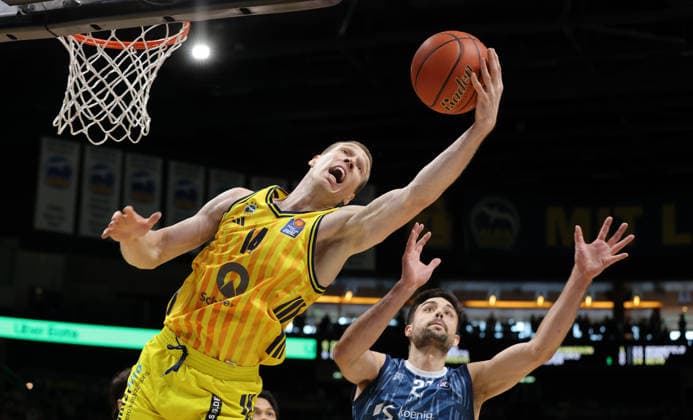 Martynas Echodas am Ball, Mateo Seric Zweikampf Spielszene Aktion Basketball BBL Bundesliga Herren 15. Spieltag Saison 2025 2026 11.01.2026 ALBA Berlin vs MLP Academics Heidelberg