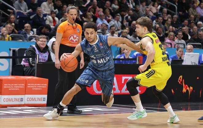 Kevin McClain am Ball, Bennet Hundt Zweikampf Spielszene Aktion Basketball BBL Bundesliga Herren 15. Spieltag Saison 2025 2026 11.01.2026 ALBA Berlin vs MLP Academics Heidelberg