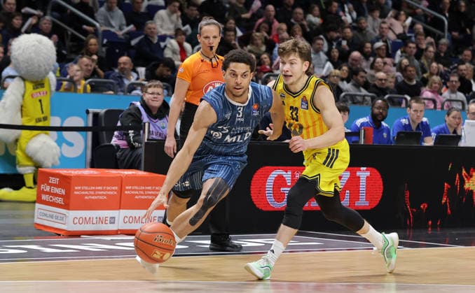 Kevin McClain am Ball, Bennet Hundt Zweikampf Spielszene Aktion Basketball BBL Bundesliga Herren 15. Spieltag Saison 2025 2026 11.01.2026 ALBA Berlin vs MLP Academics Heidelberg