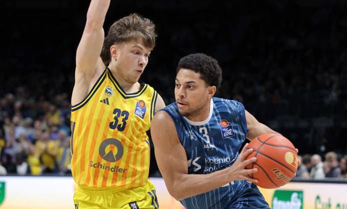 Kevin McClain am Ball, Bennet Hundt Zweikampf Spielszene Aktion Basketball BBL Bundesliga Herren 15. Spieltag Saison 2025 2026 11.01.2026 ALBA Berlin vs MLP Academics Heidelberg