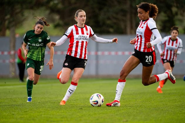 Sara Thrige (PSV Eindhoven, 02) am Ball, davor Nina Nijstad (PSV Eindhoven, 20), MLT, VfL Wolfsburg vs PSV Eindhoven, Fussball Frauen Testspiel, Trainingslager, Saison 2025 2026, 11.01.2026 MLT, VfL Wolfsburg vs PSV Eindhoven, Fussball Frauen Testspiel, Trainingslager, Saison 2025 2026, 11.01.2026 Attard Copyright: xEibner-Pressefoto Memmlerx EP_MMR
