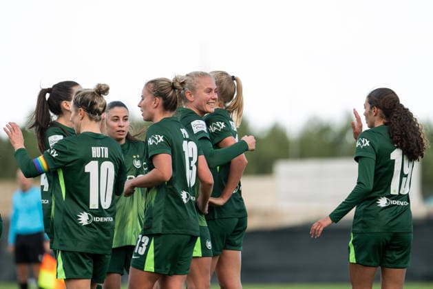 Svenja Huth (VfL Wolfsburg, 10), Luca Papp (VfL Wolfsburg, 13), Guro Bergsvand (VfL Wolfsburg, 20), Kessya Bussy (VfL Wolfsburg, 19) jubeln ueber das Tor zum 1:0, MLT, VfL Wolfsburg vs PSV Eindhoven, Fussball Frauen Testspiel, Trainingslager, Saison 2025 2026, 11.01.2026 MLT, VfL Wolfsburg vs PSV Eindhoven, Fussball Frauen Testspiel, Trainingslager, Saison 2025 2026, 11.01.2026 Attard Copyright: xEibner-Pressefoto Memmlerx EP_MMR