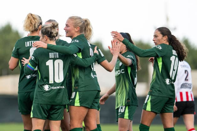Svenja Huth (VfL Wolfsburg, 10), Guro Bergsvand (VfL Wolfsburg, 20), Kessya Bussy (VfL Wolfsburg, 19) und Team jubeln ueber das Tor zum 1:0, MLT, VfL Wolfsburg vs PSV Eindhoven, Fussball Frauen Testspiel, Trainingslager, Saison 2025 2026, 11.01.2026 MLT, VfL Wolfsburg vs PSV Eindhoven, Fussball Frauen Testspiel, Trainingslager, Saison 2025 2026, 11.01.2026 Attard Copyright: xEibner-Pressefoto Memmlerx EP_MMR