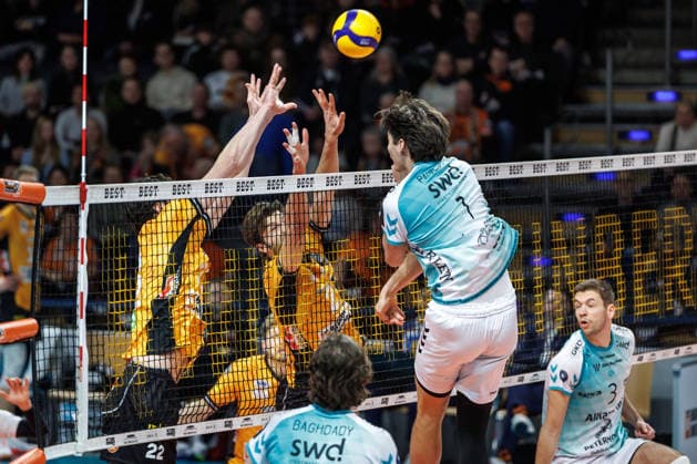 11.01.26, Berlin, Volleyball, 15. Spieltag, Berlin Recycling Volleys - SWD Powervolleys Düren. Jordan Canham (SWD Powervolleys Düren) spielt gegen den Block von Jake Hanes (BR Volleys) und Matthew Knigge (BR Volleys). Berlin Recycling Volleys - SWD Powervolleys Düren