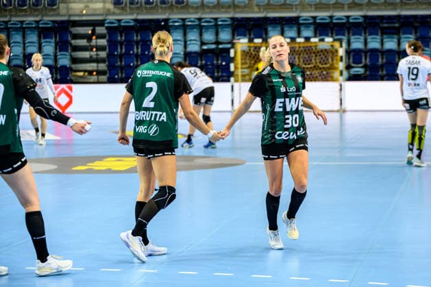 Handball Frauen EHF European League (EL) Women Gruppenphase Saison 2025 2026 VfL Oldenburg vs. HC Lokomotiva Zagreb 10.01.2026 Borutta, Lisa (2, VfL Oldenburg) und Behrend, Jenny (30, VfL Oldenburg) klatschen ab