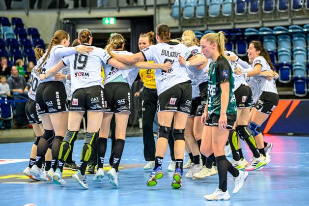 Handball Frauen EHF European League (EL) Women Gruppenphase Saison 2025 2026 VfL Oldenburg vs. HC Lokomotiva Zagreb 10.01.2026 Emotionen, Jubel, Freude über den Sieg, die Mannschaft von HC Lokomotiva Zagreb, im Vordergrund eine geknickte Behrend, Jenny (30, VfL Oldenburg)