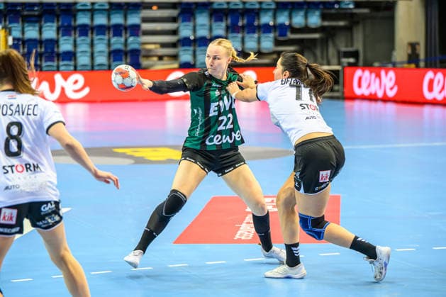 Handball Frauen EHF European League (EL) Women Gruppenphase Saison 2025 2026 VfL Oldenburg vs. HC Lokomotiva Zagreb 10.01.2026 Röpcke, Lotta (22, VfL Oldenburg) im Duell mit Ã?elekovcan, Tara (77, HC Lokomotiva Zagreb)