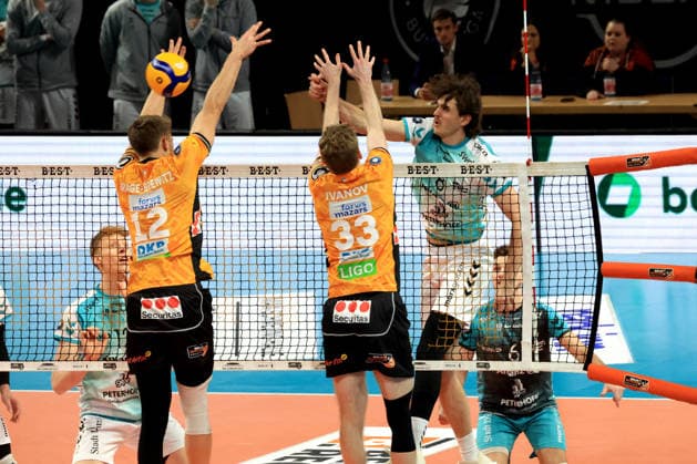 DEU, DVV, 1.VBL, BR Volleys vs. SWD powevolleys Dueren, 11.01.2026, Max-Schmeling-Halle, Berlin, DEU, DVV, 1.VBL, BR Volleys vs. SWD powevolleys Dueren, im Bild Florian Krage-Brewitz (BR Volleys 12) Fedor Ivanov (BR Volleys 33), Robin Baghdady (Dueren 8)