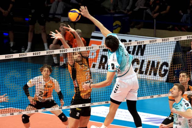 DEU, DVV, 1.VBL, BR Volleys vs. SWD powevolleys Dueren, 11.01.2026, Max-Schmeling-Halle, Berlin, DEU, DVV, 1.VBL, BR Volleys vs. SWD powevolleys Dueren, im Bild Matthew Knigge (BR Volleys 2), Kyle Paulson (Dueren 1)