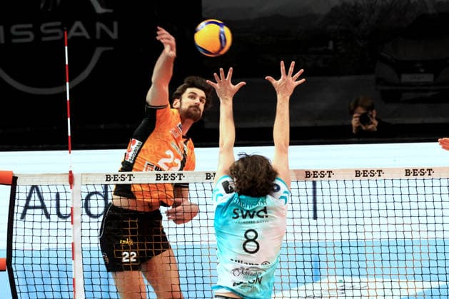 DEU, DVV, 1.VBL, BR Volleys vs. SWD powevolleys Dueren, 11.01.2026, Max-Schmeling-Halle, Berlin, DEU, DVV, 1.VBL, BR Volleys vs. SWD powevolleys Dueren, im Bild Jake Hanes (BR Volleys 22), Robin Baghdady (Dueren 8)