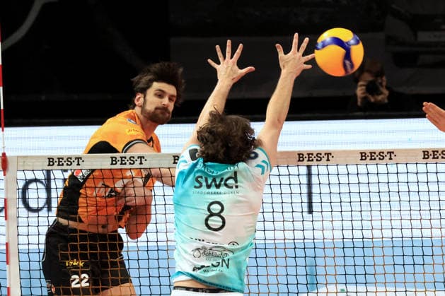 DEU, DVV, 1.VBL, BR Volleys vs. SWD powevolleys Dueren, 11.01.2026, Max-Schmeling-Halle, Berlin, DEU, DVV, 1.VBL, BR Volleys vs. SWD powevolleys Dueren, im Bild Jake Hanes (BR Volleys 22), Robin Baghdady (Dueren 8)