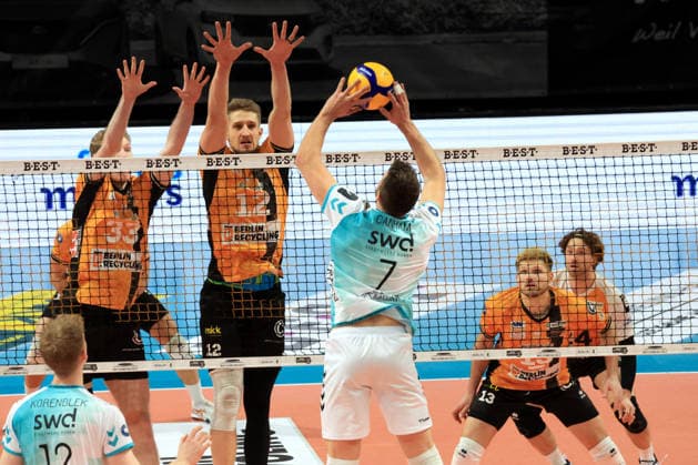 DEU, DVV, 1.VBL, BR Volleys vs. SWD powevolleys Dueren, 11.01.2026, Max-Schmeling-Halle, Berlin, DEU, DVV, 1.VBL, BR Volleys vs. SWD powevolleys Dueren, im Bild Fedor Ivanov (BR Volleys 33), Florian Krage-Brewitz (BR Volleys 12), Jordan Canham (Dueren 7)
