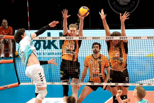 DEU, DVV, 1.VBL, BR Volleys vs. SWD powevolleys Dueren, 11.01.2026, Max-Schmeling-Halle, Berlin, DEU, DVV, 1.VBL, BR Volleys vs. SWD powevolleys Dueren, im Bild Fedor Ivanov (BR Volleys 33), Jake Hanes (BR Volleys 22), Matthew Knigge (BR Volleys 2), Zac Hutcheson (Dueren 15)