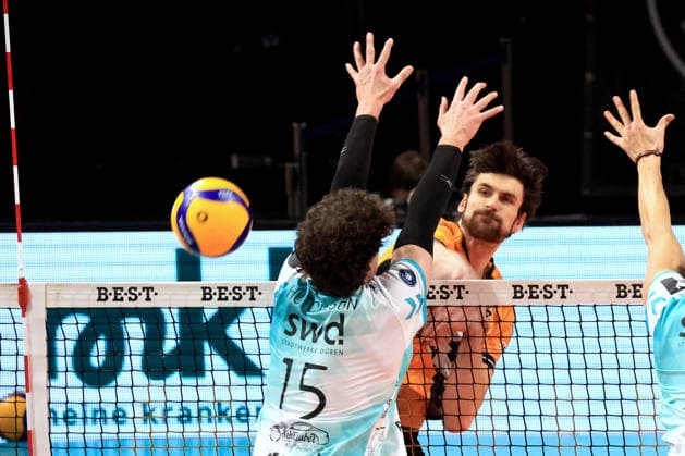 DEU, DVV, 1.VBL, BR Volleys vs. SWD powevolleys Dueren, 11.01.2026, Max-Schmeling-Halle, Berlin, DEU, DVV, 1.VBL, BR Volleys vs. SWD powevolleys Dueren, im Bild Jake Hanes (BR Volleys 22), Zac Hutcheson (Dueren 15)