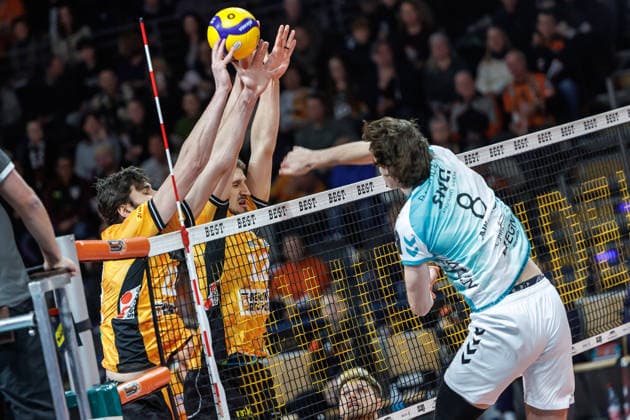 11.01.26, Berlin, Volleyball, 15. Spieltag, Berlin Recycling Volleys - SWD Powervolleys Düren. Robin Baghdady (SWD Powervolleys Düren) spielt den Ball gegen den Block von Jake Hanes (BR Volleys) und Florian Krage (BR Volleys). Berlin Recycling Volleys - SWD Powervolleys Düren