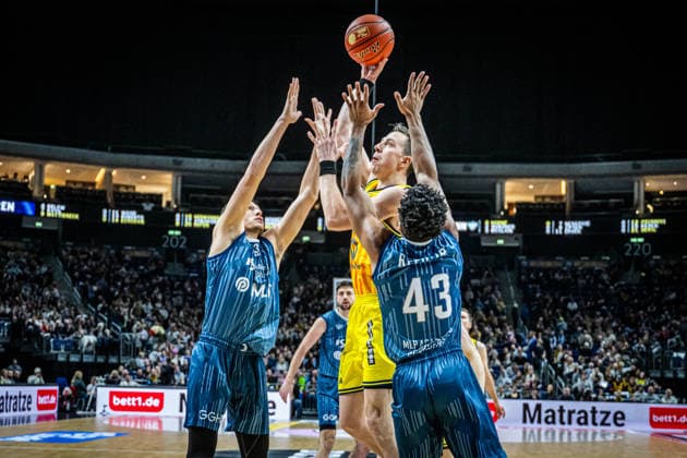 Basketball Berlin 11.01.2026 Saison 2025 2026 EasyCredit BBL 1. Bundesliga Männer, Herren Alba Berlin - MLP Academics Heidelberg Justin Bean (Alba Berlin, No.34) Eric Reed Jr. (Heidelberg, No.43) Ryan Mikesell (Heidelberg, No.33)