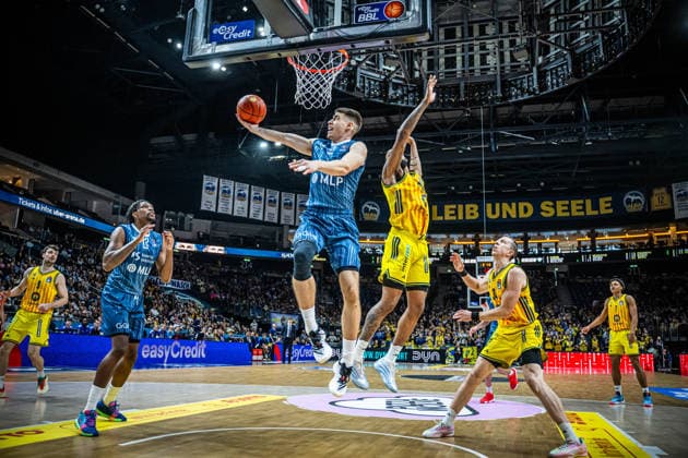 Basketball Berlin 11.01.2026 Saison 2025 2026 EasyCredit BBL 1. Bundesliga Männer, Herren Alba Berlin - MLP Academics Heidelberg Dusan Neskovic (Heidelberg, No.07) J wan Roberts (Alba Berlin, No.13)