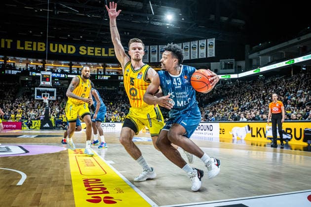 Basketball Berlin 11.01.2026 Saison 2025 2026 EasyCredit BBL 1. Bundesliga Männer, Herren Alba Berlin - MLP Academics Heidelberg Eric Reed Jr. (Heidelberg, No.43) Martin Hermannsson (Alba Berlin, No.15)
