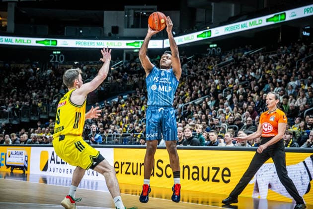 Basketball Berlin 11.01.2026 Saison 2025 2026 EasyCredit BBL 1. Bundesliga Männer, Herren Alba Berlin - MLP Academics Heidelberg DJ Horne (Heidelberg, No.00) Jonas Mattisseck (Alba Berlin, No.09)