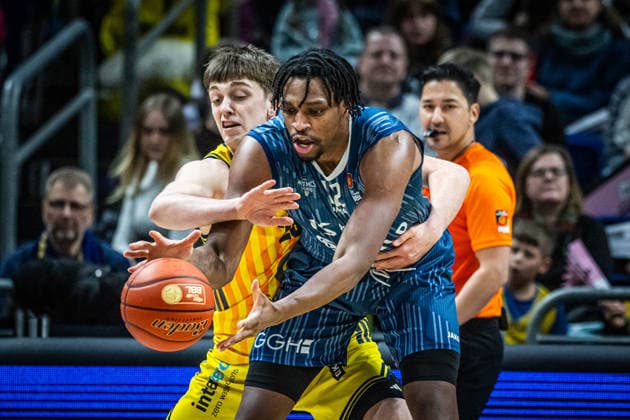 Basketball Berlin 11.01.2026 Saison 2025 2026 EasyCredit BBL 1. Bundesliga Männer, Herren Alba Berlin - MLP Academics Heidelberg Osun Osunniyi (Heidelberg, No.12) Anton Nufer (Alba Berlin, No.20)