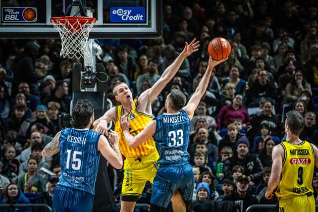 Basketball Berlin 11.01.2026 Saison 2025 2026 EasyCredit BBL 1. Bundesliga Männer, Herren Alba Berlin - MLP Academics Heidelberg Ryan Mikesell (Heidelberg, No.33) Martynas Echodas (Alba Berlin, No.14)
