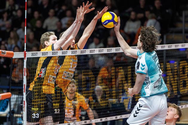 11.01.26, Berlin, Volleyball, 15. Spieltag, Berlin Recycling Volleys - SWD Powervolleys Düren. Robin Baghdady (SWD Powervolleys Düren) spielt den Ball gegen den Block von Fedor Ivanov (BR Volleys) und Florian Krage (BR Volleys). Berlin Recycling Volleys - SWD Powervolleys Düren