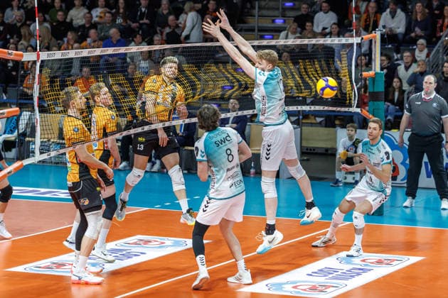 11.01.26, Berlin, Volleyball, 15. Spieltag, Berlin Recycling Volleys - SWD Powervolleys Düren. Ruben Schott (BR Volleys) spielt den Ball ueber das Netz. Berlin Recycling Volleys - SWD Powervolleys Düren