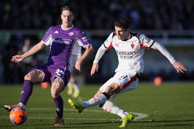 AC Milan s Christian Pulisic fights for the ball with FiorentinaÕs Nicolo Fagioli during the Serie A soccer match between Fiorentina and Milan at the Artemio Franchi Stadium in Florence, north Italy - Sunday, January 11, 2026 -  Copyright: xMassimoxPaolone LaPressex