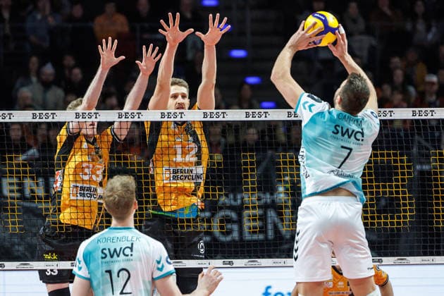 11.01.26, Berlin, Volleyball, 15. Spieltag, Berlin Recycling Volleys - SWD Powervolleys Düren. Jordan Canham (SWD Powervolleys Düren) spielt einen Ball über das Netz. Berlin Recycling Volleys - SWD Powervolleys Düren