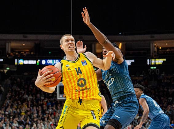 Basketball, Herren, Saison 2025 2026, easyCredit BBL (15. Spieltag), Alba Berlin - MLP Academics Heidelberg, v.l. Martynas Echodas (Alba), Osun Osunniyi (Heidelberg), 11.01.2026, Copyright: xSebastianxRäppold MatthiasxKochx