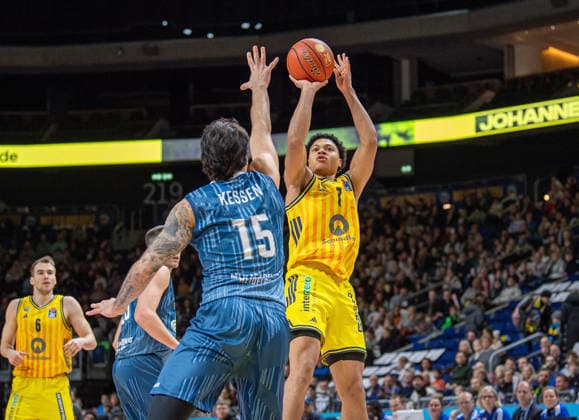 Basketball, Herren, Saison 2025 2026, easyCredit BBL (15. Spieltag), Alba Berlin - MLP Academics Heidelberg, v.l. Marcel Keßen (Heidelberg), Jack Kayil (Alba), 11.01.2026, Copyright: xSebastianxRäppold MatthiasxKochx