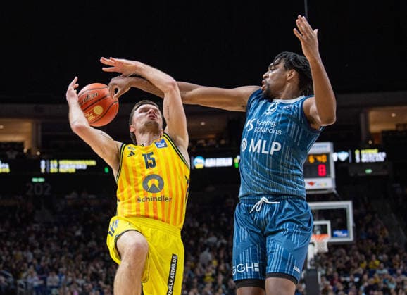 Basketball, Herren, Saison 2025 2026, easyCredit BBL (15. Spieltag), Alba Berlin - MLP Academics Heidelberg, v.l. Martin Hermannsson (Alba), Osun Osunniyi (Heidelberg), 11.01.2026, Copyright: xSebastianxRäppold MatthiasxKochx