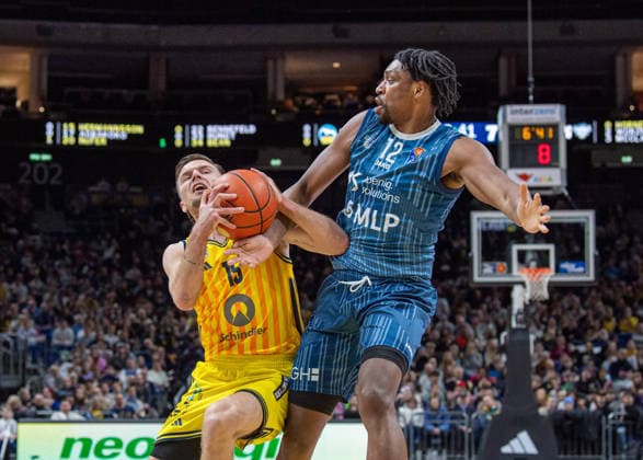 Basketball, Herren, Saison 2025 2026, easyCredit BBL (15. Spieltag), Alba Berlin - MLP Academics Heidelberg, v.l. Martin Hermannsson (Alba), Osun Osunniyi (Heidelberg), 11.01.2026, Copyright: xSebastianxRäppold MatthiasxKochx