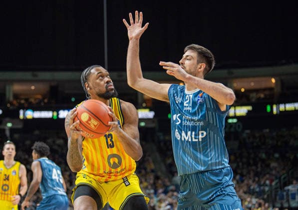 Basketball, Herren, Saison 2025 2026, easyCredit BBL (15. Spieltag), Alba Berlin - MLP Academics Heidelberg, v.l. J wan Roberts (Alba), Mateo Seric (Heidelberg), 11.01.2026, Copyright: xSebastianxRäppold MatthiasxKochx