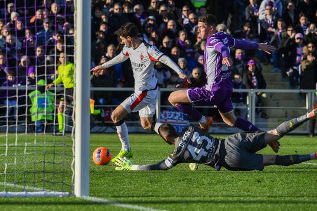 Christian Pulisic (Milan) thwarted by Pervis Josue Estupinan Tenorio (Milan) during ACF Fiorentina vs AC Milan, Italian soccer Serie A match in Florence, Italy, January 11 2026  Copyright: xFabioxFagiolini IPAxSportx xipa-agency.netx xx IPA_69935064 IPA_Agency_IPA69935064