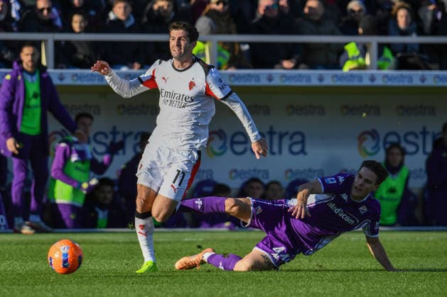 Christian Pulisic (Milan) thwarted by Nicolo Fagioli (Fiorentina) during ACF Fiorentina vs AC Milan, Italian soccer Serie A match in Florence, Italy, January 11 2026  Copyright: xFabioxFagiolini IPAxSportx xipa-agency.netx xx IPA_69935209 IPA_Agency_IPA69935209