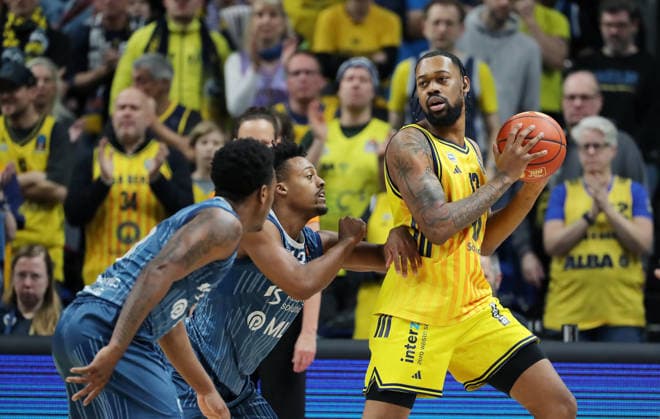 Damariae Horne, Eric Reed II, J Wan Roberts am Ball Zweikampf Spielszene Aktion Basketball BBL Bundesliga Herren 15. Spieltag Saison 2025 2026 11.01.2026 ALBA Berlin vs MLP Academics Heidelberg