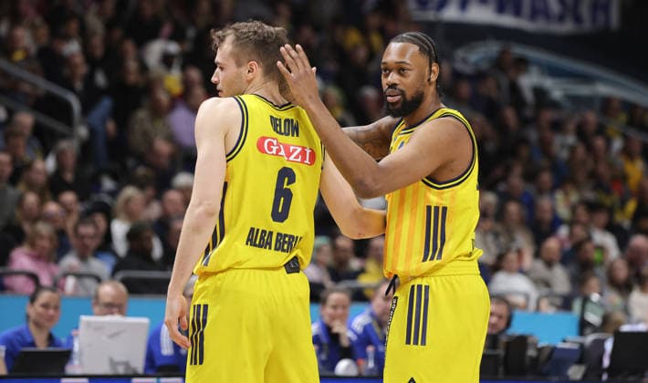 Malte Delow klatscht ab mit J Wan Roberts Aktion Oberkörper Basketball BBL Bundesliga Herren 15. Spieltag Saison 2025 2026 11.01.2026 ALBA Berlin vs MLP Academics Heidelberg