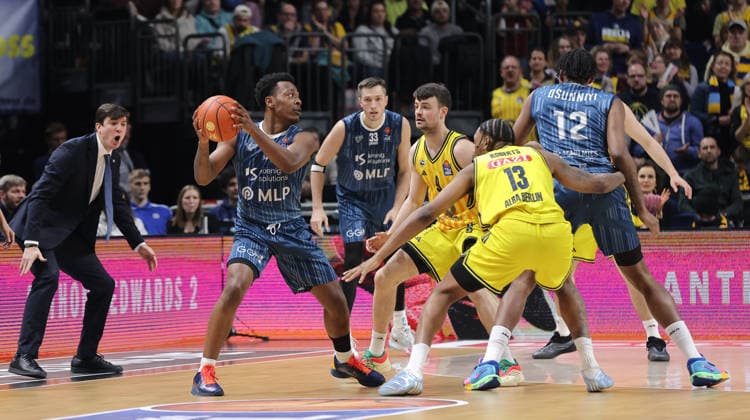 Damariae Horne am Ball, Jonas Mattisseck, J Wan Roberts Zweikampf Spielszene Aktion Basketball BBL Bundesliga Herren 15. Spieltag Saison 2025 2026 11.01.2026 ALBA Berlin vs MLP Academics Heidelberg
